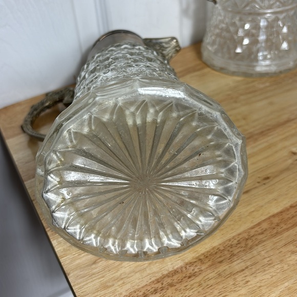2 VINTAGE Glass pitchers / carafe with silver tops - Picture 5 of 9